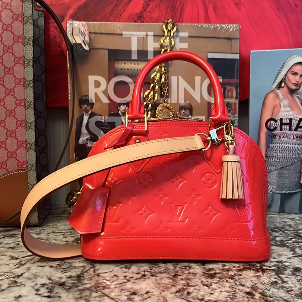 ❌SOLD❌
Beautiful Fuchsia/ Vernis Patent BB Handbag!